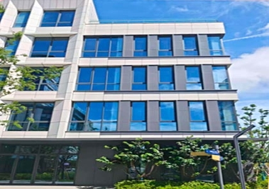 Película intercromática autoadhesiva dinámica